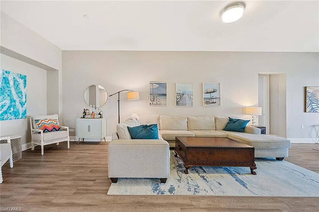 3 bed, 3.0 bath, 2502 sqft, $8,500 — Photo 2
