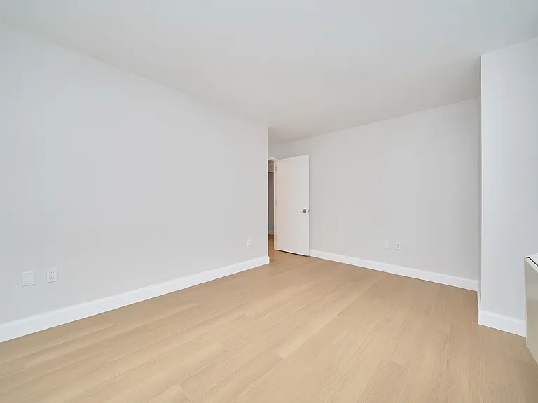 160 Riverside Blvd #7T — Photo 11