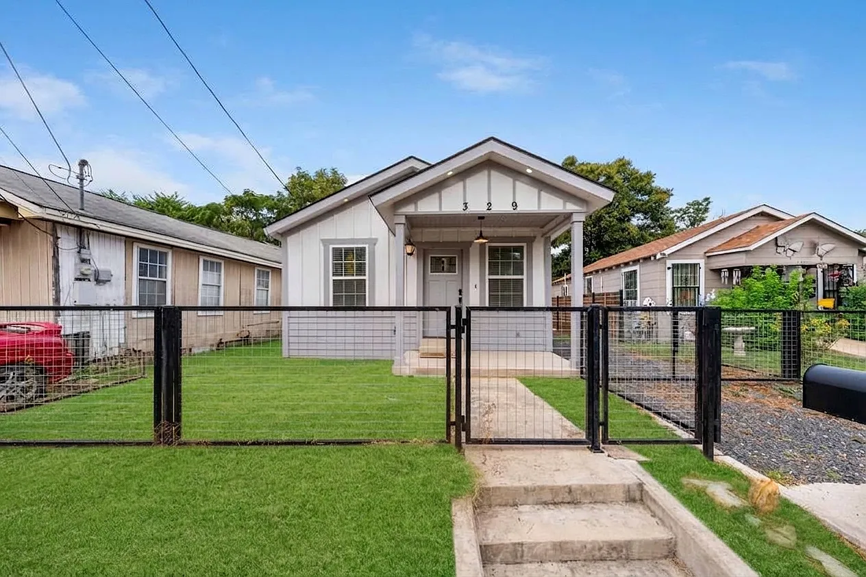 Charming 2-Bed Bungalow with Fenced Yard in Central San Antonio Modern Comforts, Prime Value — Photo 1