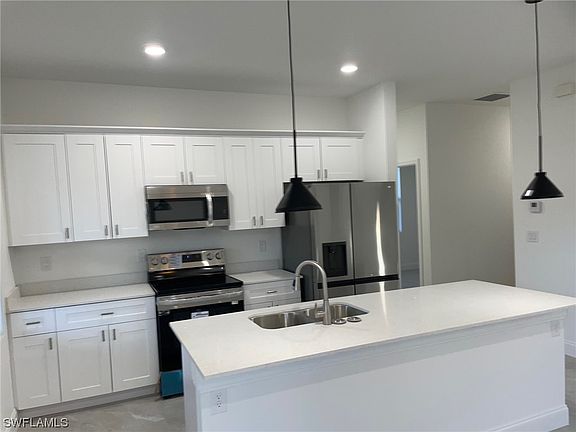 3rd image of 941 Sterling St E