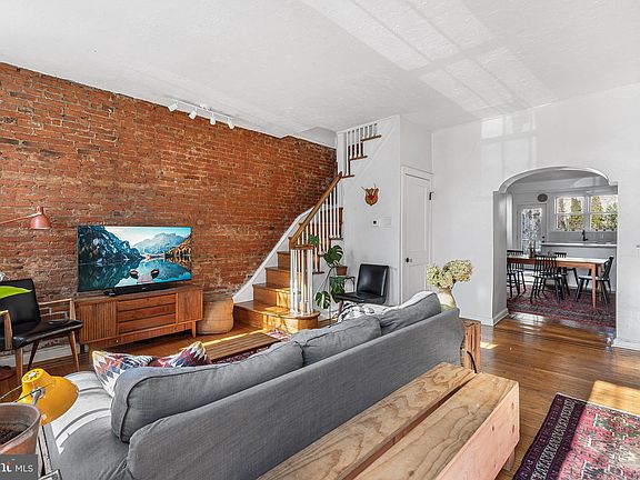 3rd image of 2717 E Somerset St