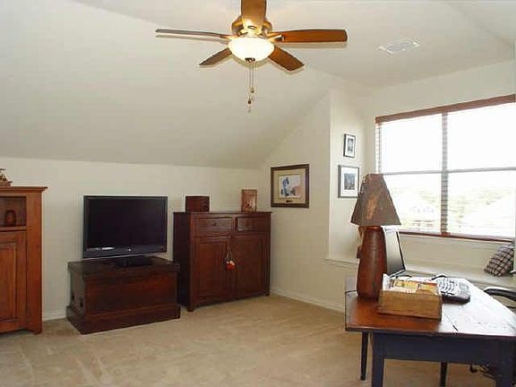 3rd image of 806 Mustang Dr