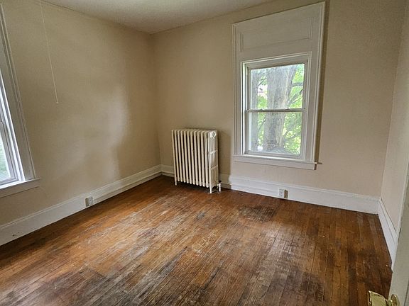 4th image of 31 Bank St #2