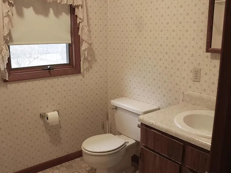 Second floor - Bathroom (with standing shower)