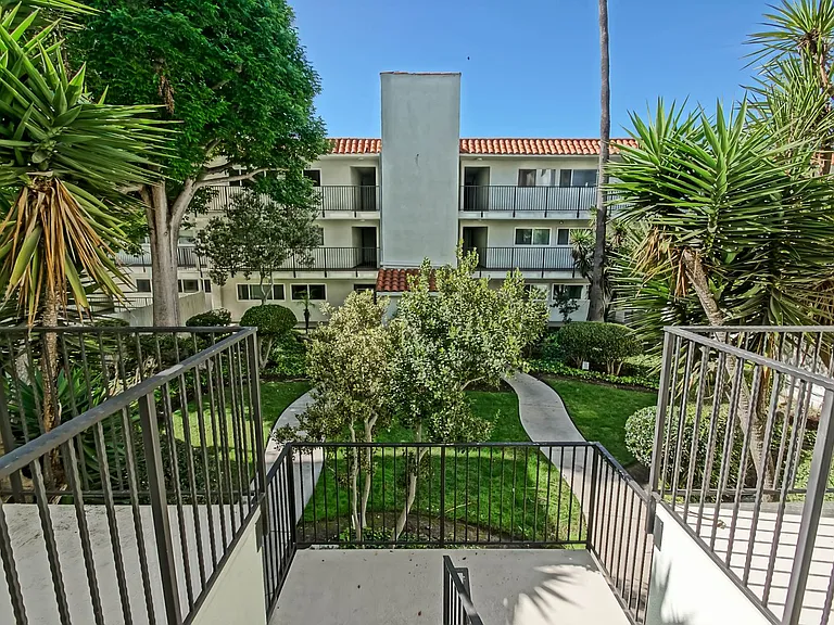 1720 Ardmore Ave #301 — Photo 4
