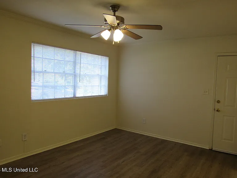 940 Bellevue Pl #103 — Photo 3