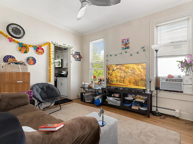673 Summit Ave #2R — Photo 2