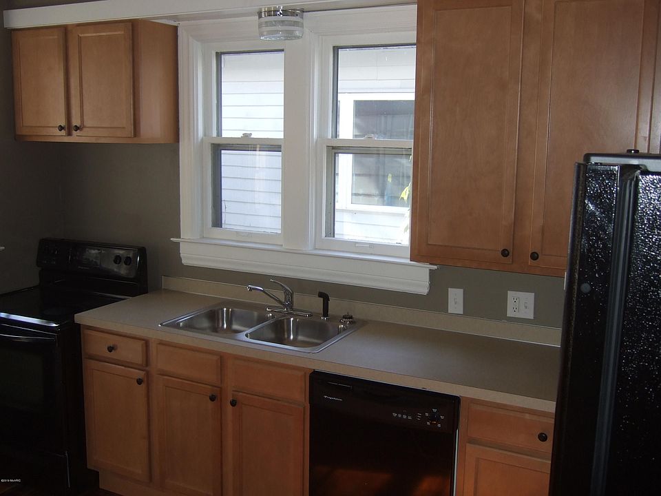 2nd image of 214 Page St NE