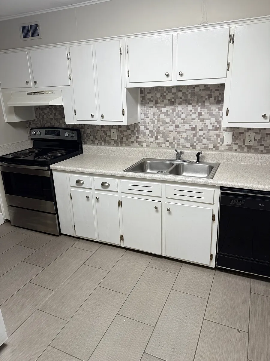 Building Photo - 1952 Calmar St #206