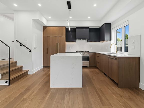 5th image of 552 Kaslo St #2