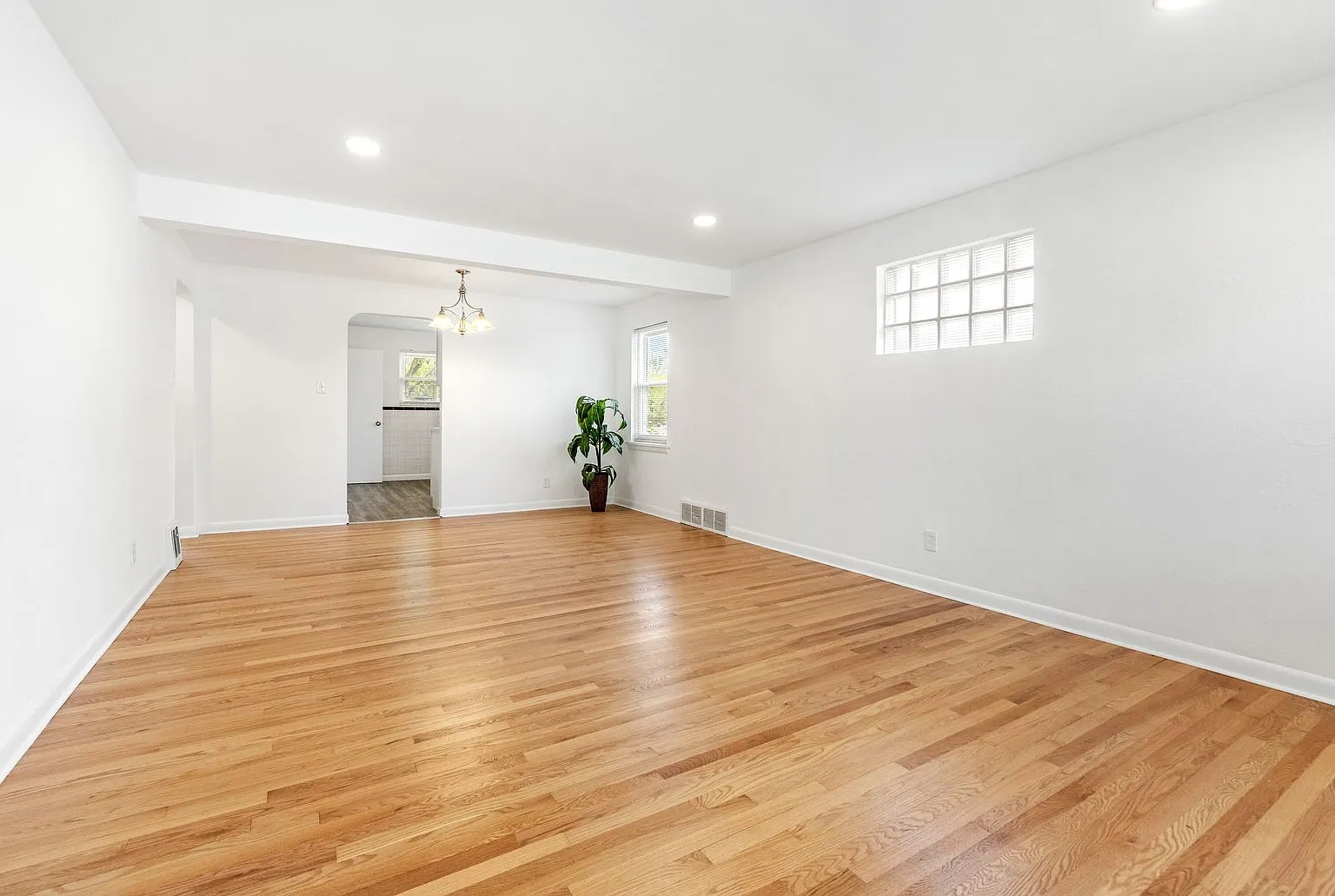 Darling 2 Bedroom Bungalow! — Photo 3