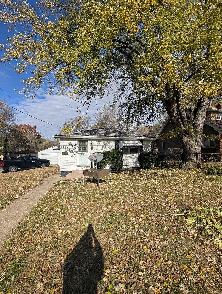 2223 W Howett St photo 1