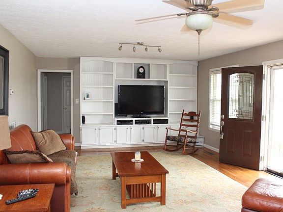 5th image of 1090 Nichols Cir E