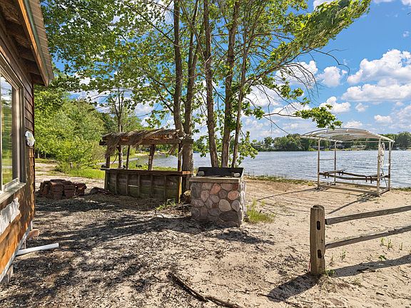 3rd image of 2713 E White Lake Dr