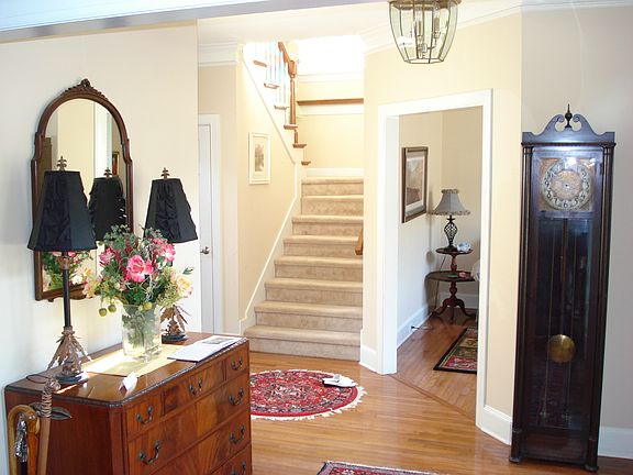 Foyer/stairs