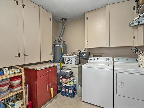 2nd image of 1905 Carol St