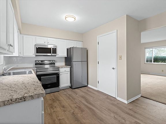 3rd image of 699 Hillsdowne Rd APT B