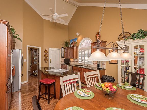 Large Eat-In Kitchen