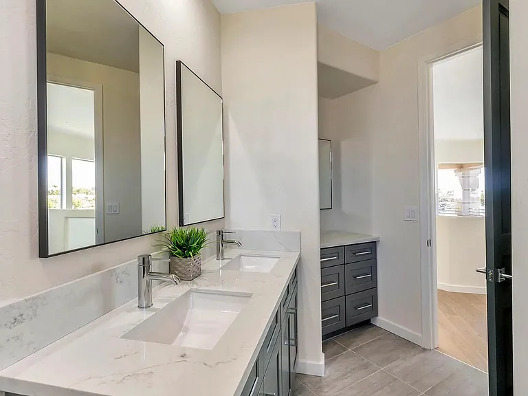 E Cochise Dr — Photo 9