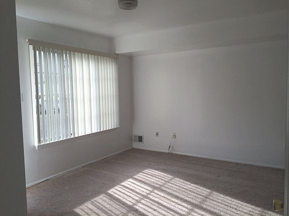 3rd image of 41 White Oak Ln