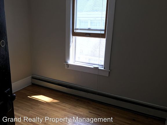 5th image of 184 Saratoga St N APT 3