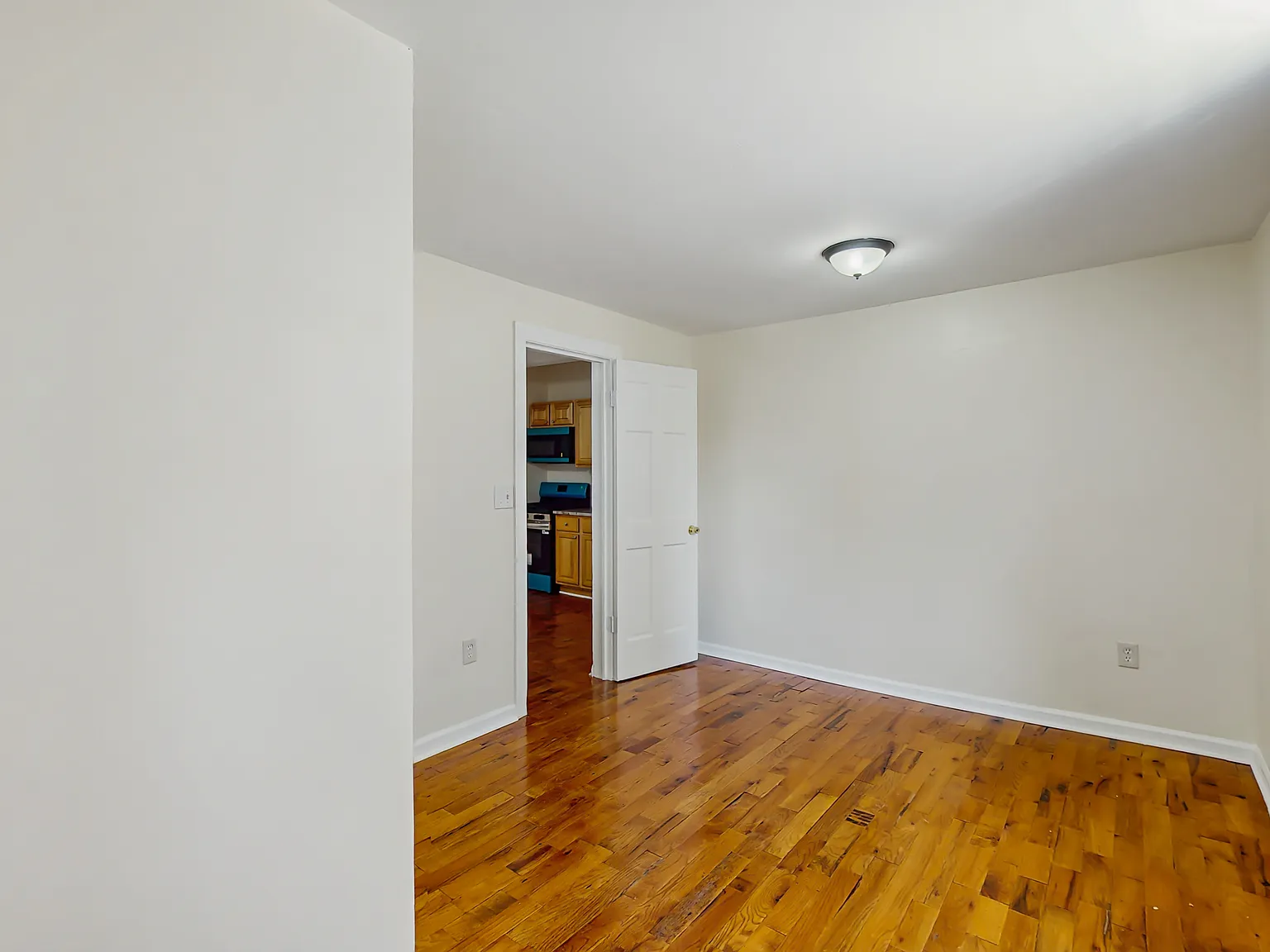 3 bed, 700 sqft, $1,900 — Photo 4