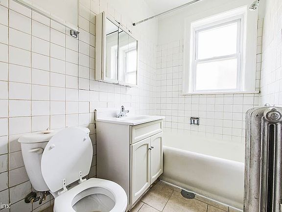 7348 S King Dr Apartments Chicago Bathroom_1