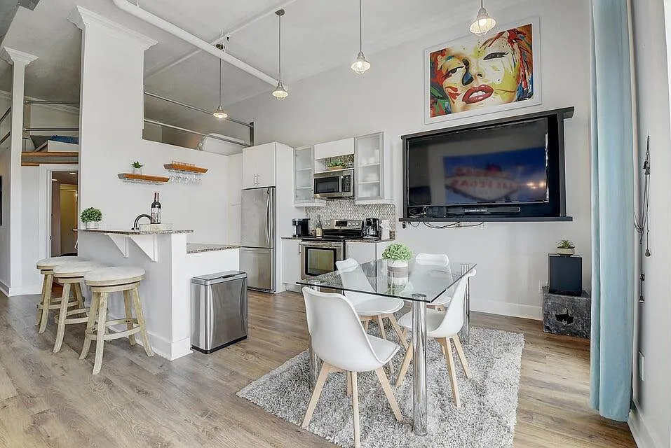 2 bed, 1087 sqft, $5,000 — Photo 1