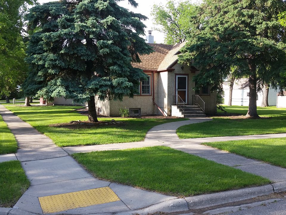 1st image of 604 1st Ave NE