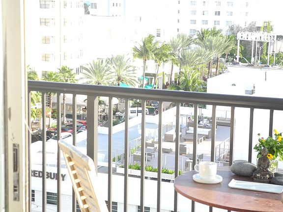 4th image of 1800 Collins Ave APT 9D