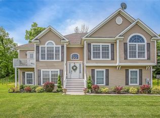 17 Deangelis Dr, Monroe, NY 10950