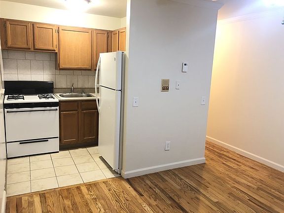 2nd image of 2226 Crescent St