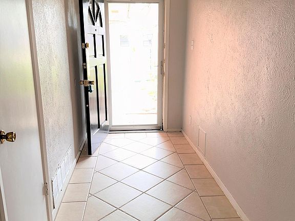 4th image of 912 Holly St