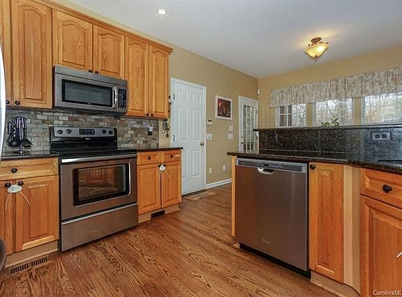 5th image of 178 Pamlico Ln