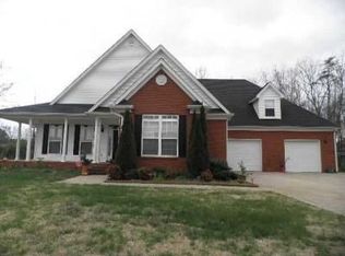 8620 Streamside Dr, Ooltewah, TN 37363