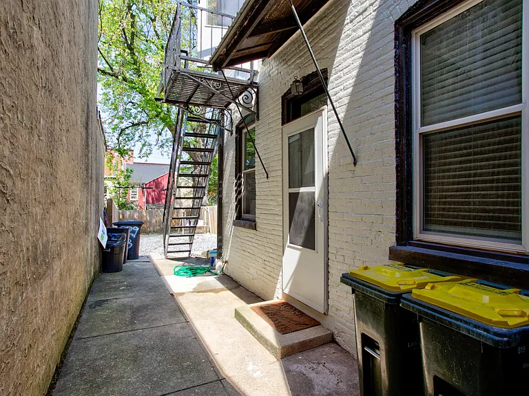 329 E Chestnut St #1 — Photo 24