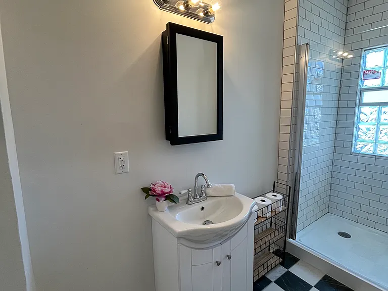 128 E Lloyd St — Photo 11