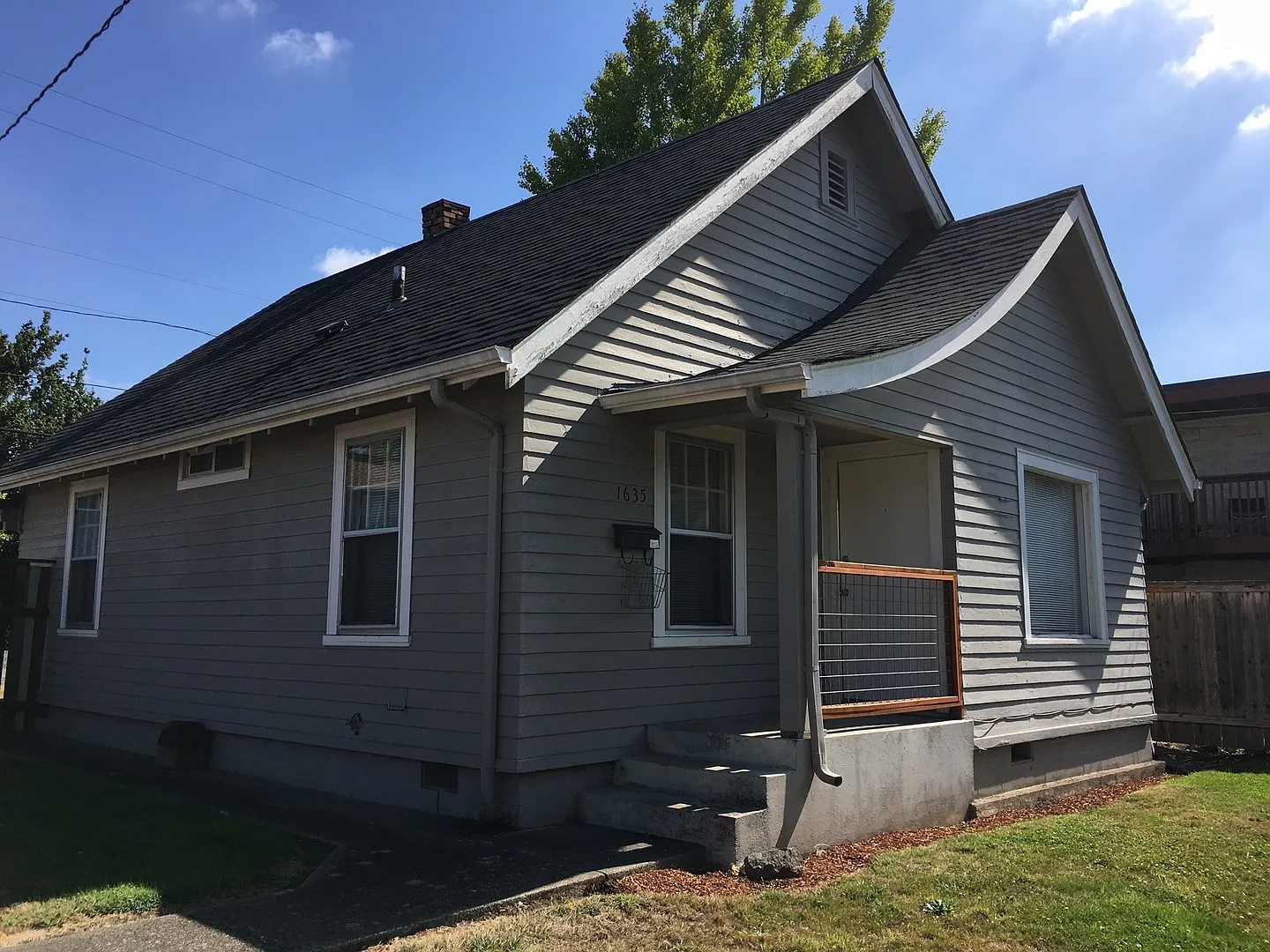 2 Bedroom House Near Downtown and Campus — Photo 1