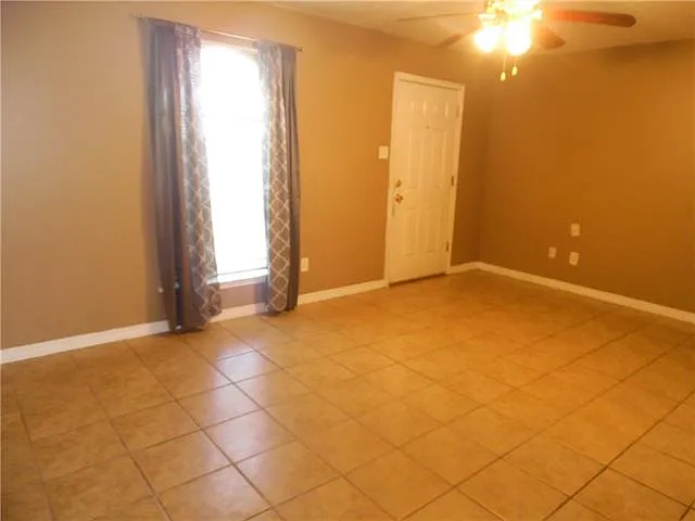 2 bed, 1.0 bath, 649 sqft, $1,100 — Photo 2