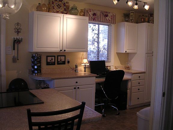Built-in desk area
