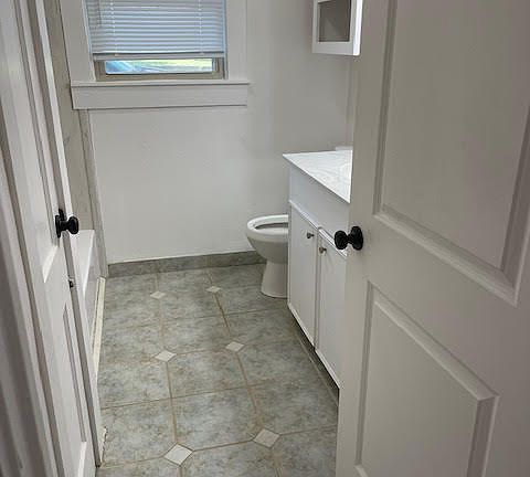 bathroom with tub