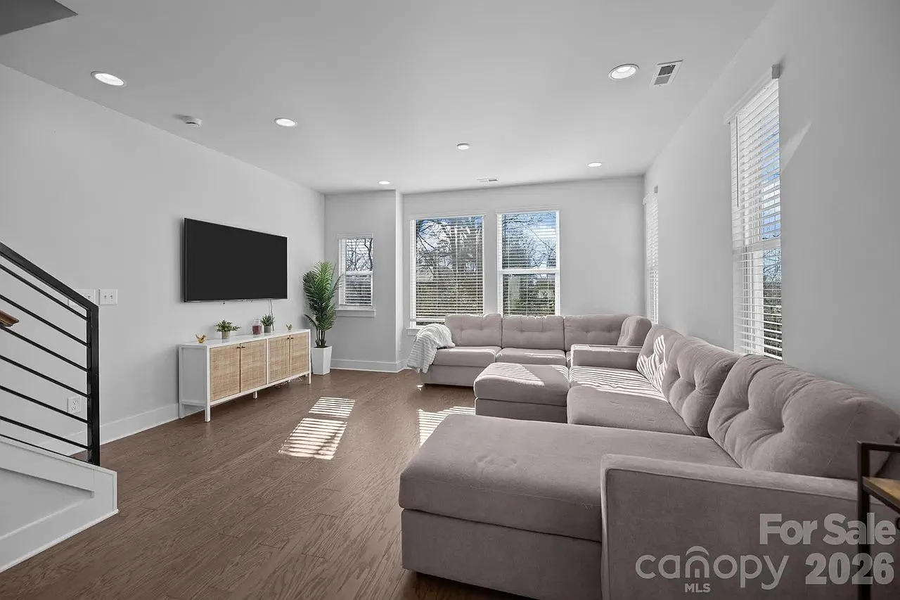 3 bed, 3.5 bath, 1700 sqft, $3,950 — Photo 4