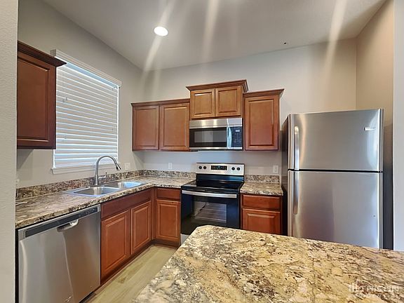 5th image of 828 Krenson Woods Ln