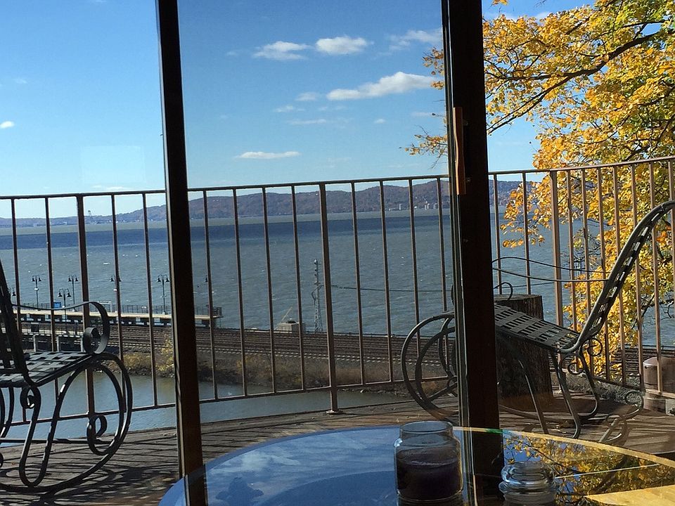Living Rom View of Hudson River and Scarborough Train Statio