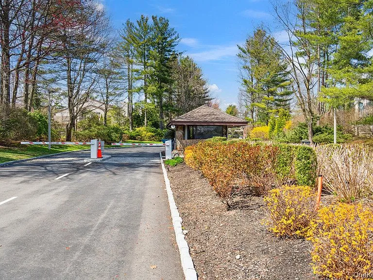 90 Foxwood Dr — Photo 44