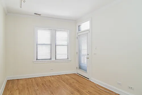622 1/2 W Roscoe St Photo 1