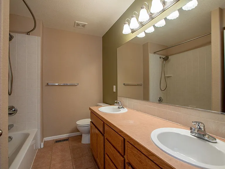 1076 Fairfield Ave — Photo 34