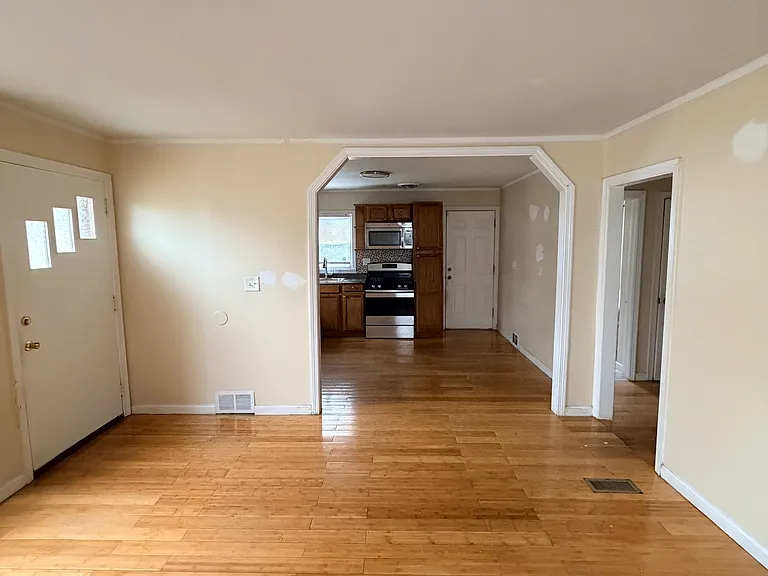18 Townsend Ave — Photo 8