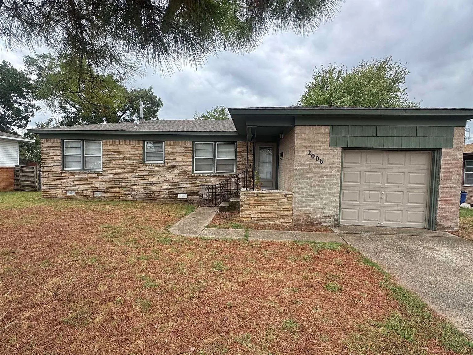 3 bed, 1.0 bath, 1071 sqft, $1,000 — Photo 1