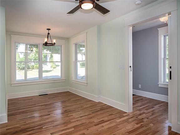4th image of 55 Wood St